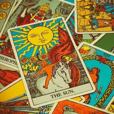 Sensitivo, sin ánimo de lucro, práctica el tarot para autoconocimiento y esperanza.
Tarot antiguo y heredado. Filosofía. Psicología.