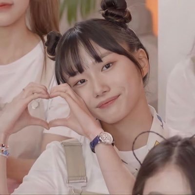 yougngeun's profile picture. — A tiny figure with a fearless heart, blooming under dazzling stage lights, carrying soft laughter, and dreams that shine brighter than the stars ✧