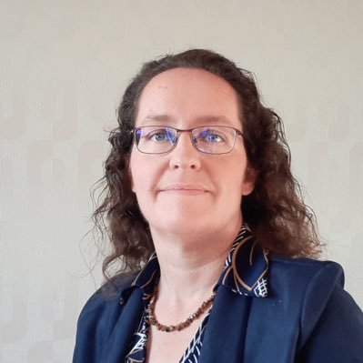 Fractievoorzitter van de ChristenUnie-SGP in Zoetermeer. Liefhebber van taal, kookboeken en een goed debat. Ervaringsdeskundige in LongCovid.