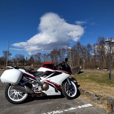 歳も半世紀を越えたので、まだ体が動くうちにと、VFR800Fに乗り換え。人生初のセパハン、ロード、パニア。まだまだ走ります。