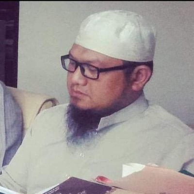 Islamic books editor. Alumni of Darul Hadith Syihr Hadramaut Yemen. Lives in Yogyakarta, Indonesia.