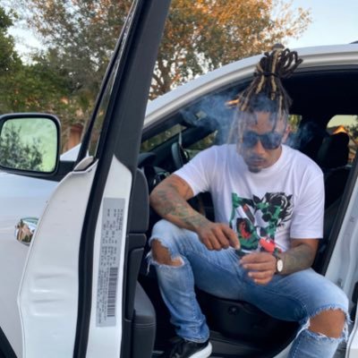 YoungMana305's profile picture. 