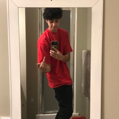 whomuh's profile picture. 25! Xan at best