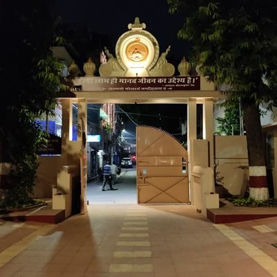 आत्मनॊ मोक्षार्थम् जगद्धिताय च - 'For one's own salvation and for the welfare of the world'. 
This is the Kanpur branch of  Ramakrishna Mission, Belur Math.