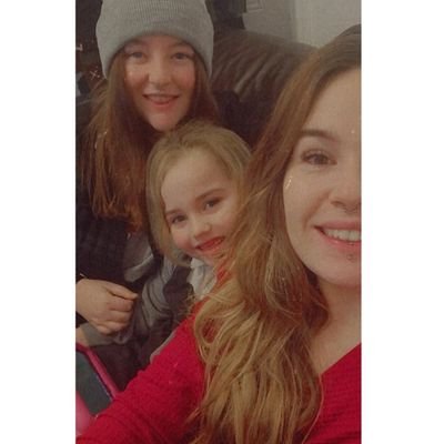 mustbealesbian's profile picture. 