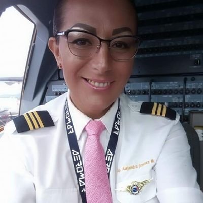 Piloto aviador comercial de ala fija, administradora de empresas.