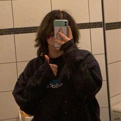 schmiauuu's profile picture. she/her