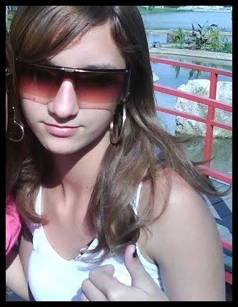Sou a garota que sabe que já fez muiita coiisa errada, Que nunca desiste de uma coiisa que quer!  .. Sou sincera, ciumenta, orgulhosa, e muuuito dificil *--*
