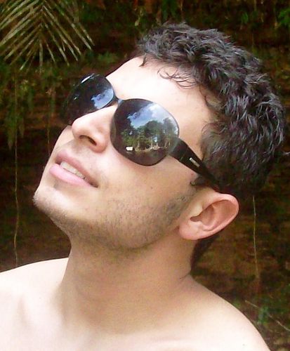 Ignore o que te faz sofrer, abrace o que te faz feliz''.