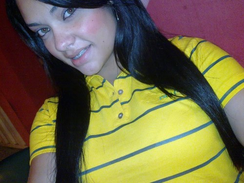 nenhuma garota precisa de beleza pra ser liinda . ela so preciisa de amor proprio , auto confiança e personalidade :d