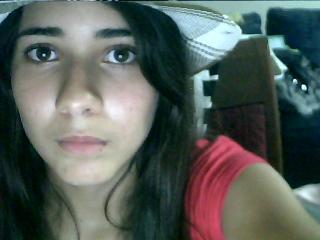 Sou apenas uma menina sonhadora que vive com a música nos ouvidos e olhos nos livros,também adoro fazer novas amizades!