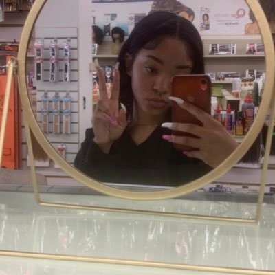 Vicky_is_lost's profile picture. all i want is money, all he want is me ✨🧚🏽🌈💘🦋