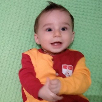 çocukluk aşkımsın 
sen ilk gözağrımsın
kimseyi, kimseyi sevmedim senin gibi,
sevdanın uğruna terk ettim her şeyi,
hayatın anlamı GALATASARAY.