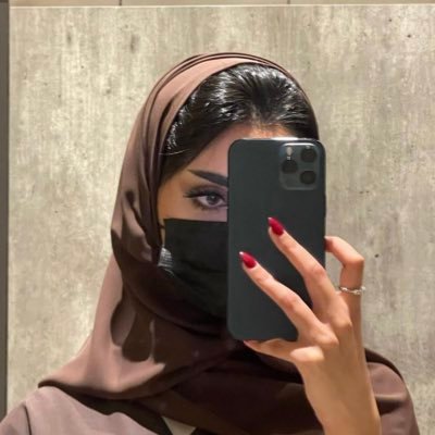 لي شخصيتي الجادّة التي لا تضرُ أحداً ، لا أنسى معروفاً ، لا أختلق كذباً ، لا أصنع زيفاً ، وُلد قلْبي عفوياً يُعجبه العيْش مُختلفاً منزوع النفاق🦋~