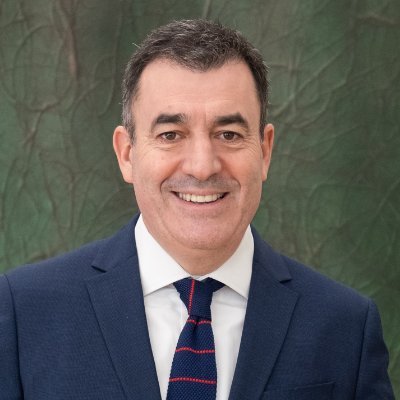 Conselleiro de Educación, Ciencia, Universidades e FP no equipo de @AlfonsoRuedaGal. Profesor titular de Xeografía na @UniversidadeUSC 👨‍👩‍👦‍👦🌺🎸⛹️