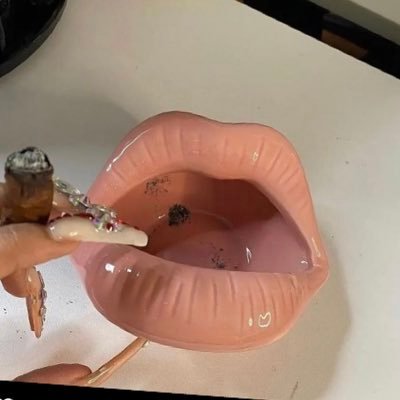 cristalthoughts's profile picture. Share your thoughts man…just a DM away