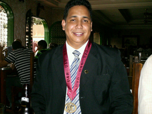 Licenciado en Administración de empresas, soltero, fanático de los navegantes del Magallanes y del Real Madrid. Envuelto en el mundo ferretero.