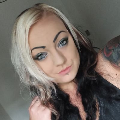 IG @dollie_dville
Model/Gamer
☠Dead.Girls.Rock☠