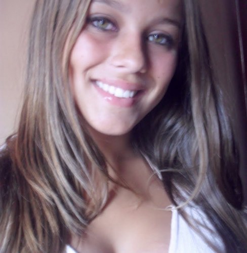 Loira,olhos verdes,aquariana,confusa,complicada,alegre,impaciente,as vezes impulsiva,imprevisivel,segura,romantica!