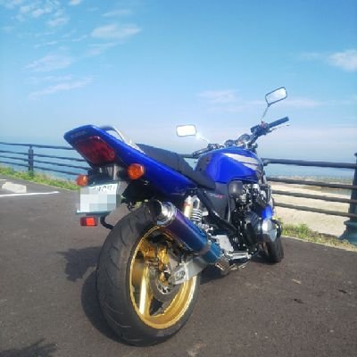 夫婦でバイクに乗ってます。たまに母娘ライダー。愛媛県🍊在住。
無言フォローすみません😅
R3年5月 CB400SF Spec3🏍️納車
R3年9月 大型二輪免許取得
 娘の自動二輪免許取得に影響されてライダーに✨ おばちゃんライダーです🎵