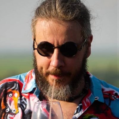 — Грузное, меланхоличное, угрюмое животное, не ведающее никаких иных вещей, кроме тех, что находятся под твоим брюхом цвета тины.