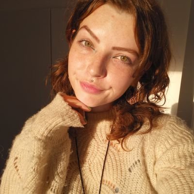 Hazelnuttree's profile picture. 25|Tired Bean