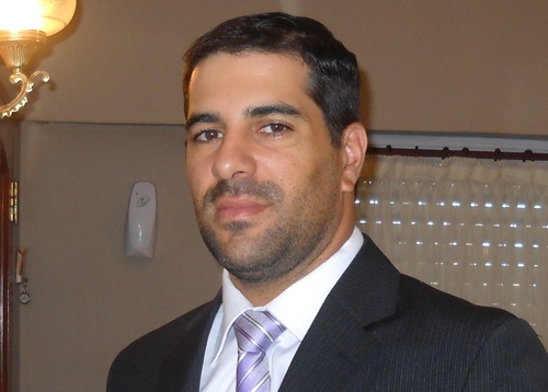 Padre, esposo, millonario.