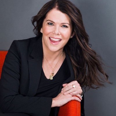 -hourly (i'll try) pictures of the one and only lauren graham 💚