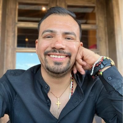 Mercadologo atrevido, extrovertido y divertido. Amante de los retos y enamorado de la vida.