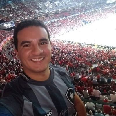 Professor de Educação Física do IFF; Botafoguense; Mestre em Educação; Mestre Pokémon; Militante da Unidade Classista, do MEP e do PCB.