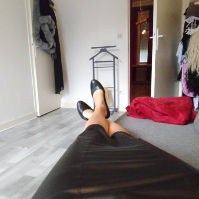 Mes Salutation au cher serviteur. Je suis une femme Dominatrice a la recherche d'un nouveau homme soumis pour une bonne relation bdsm base sur la confiance.