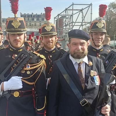 artiste peintre
petit fils de Résistant mort pour la France.
fils de Résistante née à Paris
Artiste Paintr
Médaille UNC
mobre Cavalier des Templier ,Ambassador