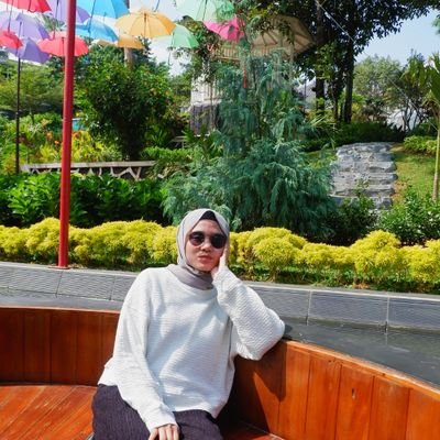 Wahai Zat yang membolak-balikkan hati
Teguhkanlah hatiku diatas AgamaMu..