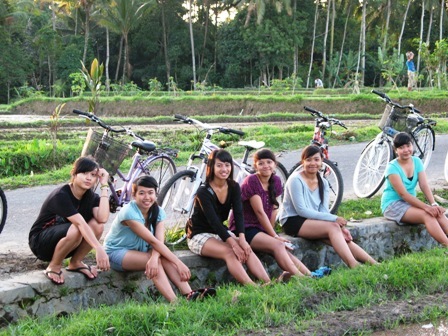 the coolest way to explore the heart of ubud is by bike. the best, friendliest, cheapest place to rent a bike is UBB. cheers for the EARTH! ;)