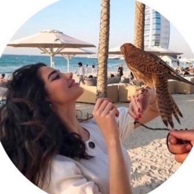 منـفرد بالحـســن و الطـاري ‏و الضـيا و النــور مــن خـدّه.☺️🎈