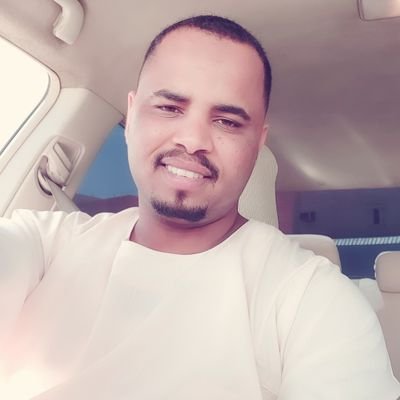 اغار أن تبتسمَ لغيري ف يرا تلك الحفره التي بين شفتيك ووجنتيك، فـ يغرم بها.!