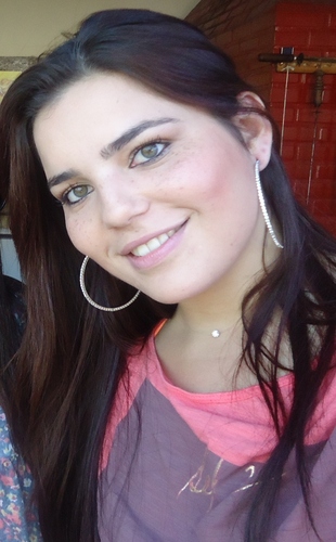 danila_correa's profile picture. Como é que se explica? Eu estou séria mas por dentro estou sorrindo. Não sei de quê. É que viver me faz sorrir. (Clarice Lispector)