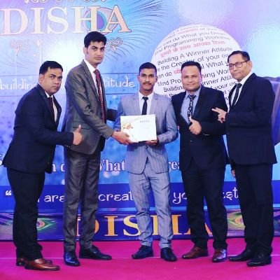 किस्मत के दरवाजे पर सर पीटने से बेहतर है, अपने कर्मों के तूफान पैदा करें, दरवाजे अपने आप खुल जायेंगे।🙏💎💎💪💪💪💪❤️❤️