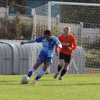 love kicking a ball around and keeping clean sheets @CroydonFC ⚽️🧼🧽 and a Charlton Athletic fan