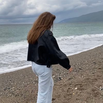 яркая,амбициозная,позитивная,зажигательная,афигенная,потрясающая,крутая,дружелюбная , но не я