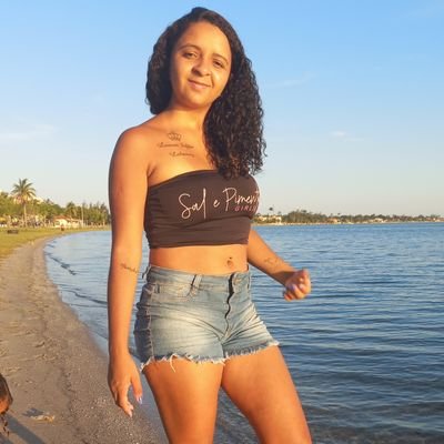 Sou uma pessoa feliz; linda; um pouco difícil extremamente auto confiante e convencida 😂😍 Enfim Eu Me Amo❤