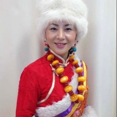 チベット出身。歌手、講演講師、社会教育家
