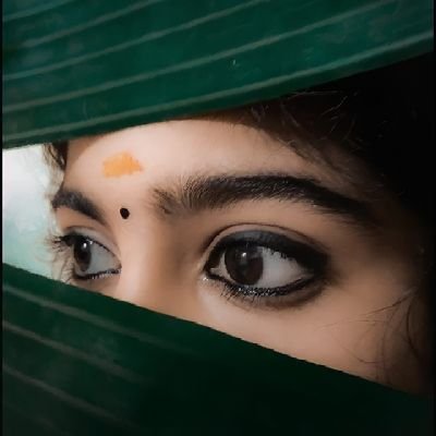 maivili6's profile picture. எப்படி வாழக்கூடாதுன்னு நினைக்கிறோமோ அந்த வாழ்க்கைய ஒரு முறையாவது கண முன்னாடி காட்டிவிட்டு போவது தான் வாழ்க்கை

@Maivizhitweets✨