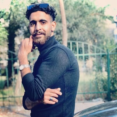 وإني أحبك..
لكن أخاف التورط فيك،
أخاف التوحد فيك،
أخاف التقمص فيك،
فقد علمتني التجارب أن أتجنب عشق النساء،
وموج البحار...
