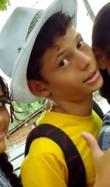 Estudante , 13 anos , jogador de futebol, Desenhista, músico, filho caçula ,Flamenguista , canceriano , e fiel a Deus.