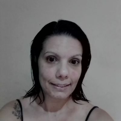 Sou terapeuta ocupacional, cuidadora de idosos e técnica em enfermagem.