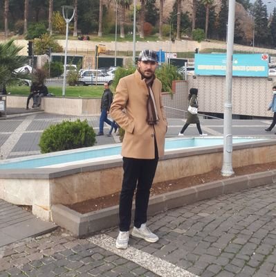 KSÜ / Türk Dili ve Edebiyatı Öğretmeni

Yaprak döker bir yanımız,
bir yanımız bahar bahçe...