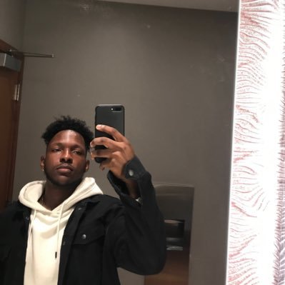 rhubarmel's profile picture. 