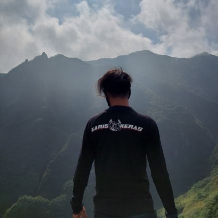 Teguran itu pahit , tetapi mendidik hati jika di terima dengan baik.
Pujian itu manis , tetapi merusak hati jika di terima dengan sombong . .. ✨💫