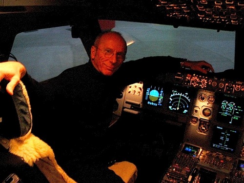 AlexanderThal1's profile picture. Pensionierter Swissair - Captain, SFI #A320 für Swiss Aviation Training und Lufthansa Flighttraining. Fachwissen im Typensatz mit #LaTeX.